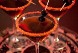 万圣节爆料调酒视频,跟随视频学习惊悚饮品制作