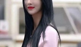 抖音网红模特吃瓜,趣味互动引网友热议