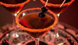 万圣节爆料调酒视频,跟随视频学习惊悚饮品制作